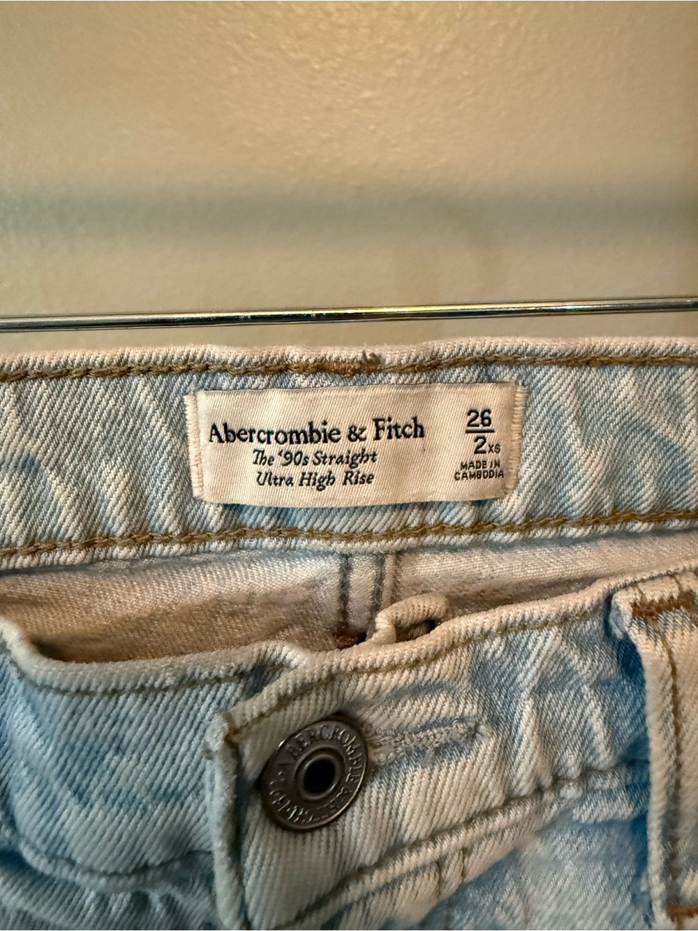 Abercrombie & Fitch Ultra High Rise 90’s Straight-Leg Jeans in Light Blue - Picture 4 of 6